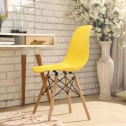 Стул «Eames» пластиковый желтый деревянные ножки